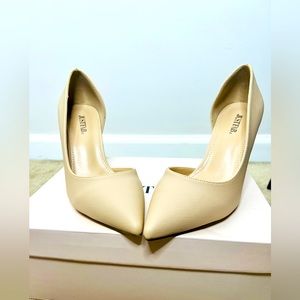 COPY - NWT Warm Beige Pumps size 9
